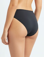 &nbsp;Бикини Evita, Създадени за Вашето Въздействие!&nbsp;
Защо да Изберете Тези Бикини?&nbsp;

Несравним Комфорт: Изработени от висококачествен микрофибър, тези бикини предлагат невероятно приятно усещане върху кожата за целия ден. Забравете за дразненето – насладете се на мекота.

Елегантна Визия: Класическият дизайн е съчетан с фина, артистична бродерия, която превръща ежедневния Ви избор в част от Вашата луксозна колекция. Те са секси и елегантно бельо едновременно!

Идеална Форма: Моделът е проектиран 