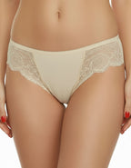 Луксозна дамска бикина – елегантност и комфорт в едно

Представяме ви елегантната дамска бикина, съчетаваща нежен микрофибър и фина дантела – изискан модел, който ще ви накара да се чувствате уверени и комфортни всеки ден.

&nbsp;Защо да изберете този модел?
✔ Перфектна комбинация от стил и удобство – висококачественият микрофибър приляга нежно към кожата, докато фината Дантела придава романтично и женствено излъчване.
✔ Идеална за носене под фини дрехи – благодарение на силикона на крачолите, бикината оста