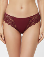 Луксозна дамска бикина – елегантност и комфорт в едно

Представяме ви елегантната дамска бикина, съчетаваща нежен микрофибър и фина дантела – изискан модел, който ще ви накара да се чувствате уверени и комфортни всеки ден.

&nbsp;Защо да изберете този модел?
✔ Перфектна комбинация от стил и удобство – висококачественият микрофибър приляга нежно към кожата, докато фината Дантела придава романтично и женствено излъчване.
✔ Идеална за носене под фини дрехи – благодарение на силикона на крачолите, бикината оста