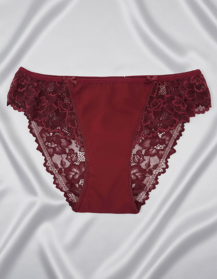 Луксозна дамска бикина – елегантност и комфорт в едно

Представяме ви елегантната дамска бикина, съчетаваща нежен микрофибър и фина дантела – изискан модел, който ще ви накара да се чувствате уверени и комфортни всеки ден.

&nbsp;Защо да изберете този модел?
✔ Перфектна комбинация от стил и удобство – висококачественият микрофибър приляга нежно към кожата, докато фината Дантела придава романтично и женствено излъчване.
✔ Идеална за носене под фини дрехи – благодарение на силикона на крачолите, бикината оста