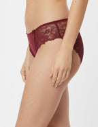 Луксозна дамска бикина – елегантност и комфорт в едно

Представяме ви елегантната дамска бикина, съчетаваща нежен микрофибър и фина дантела – изискан модел, който ще ви накара да се чувствате уверени и комфортни всеки ден.

&nbsp;Защо да изберете този модел?
✔ Перфектна комбинация от стил и удобство – висококачественият микрофибър приляга нежно към кожата, докато фината Дантела придава романтично и женствено излъчване.
✔ Идеална за носене под фини дрехи – благодарение на силикона на крачолите, бикината оста