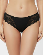 Луксозна дамска бикина – елегантност и комфорт в едно

Представяме ви елегантната дамска бикина, съчетаваща нежен микрофибър и фина дантела – изискан модел, който ще ви накара да се чувствате уверени и комфортни всеки ден.

&nbsp;Защо да изберете този модел?
✔ Перфектна комбинация от стил и удобство – висококачественият микрофибър приляга нежно към кожата, докато фината Дантела придава романтично и женствено излъчване.
✔ Идеална за носене под фини дрехи – благодарение на силикона на крачолите, бикината оста