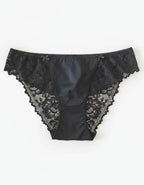 Луксозна дамска бикина – елегантност и комфорт в едно

Представяме ви елегантната дамска бикина, съчетаваща нежен микрофибър и фина дантела – изискан модел, който ще ви накара да се чувствате уверени и комфортни всеки ден.

&nbsp;Защо да изберете този модел?
✔ Перфектна комбинация от стил и удобство – висококачественият микрофибър приляга нежно към кожата, докато фината Дантела придава романтично и женствено излъчване.
✔ Идеална за носене под фини дрехи – благодарение на силикона на крачолите, бикината оста