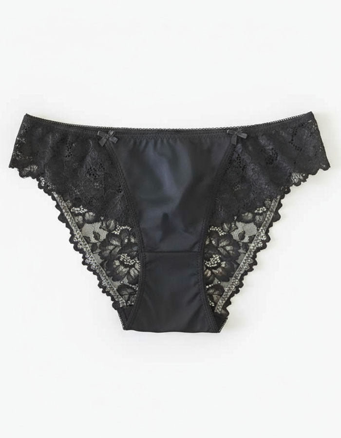 Луксозна дамска бикина – елегантност и комфорт в едно

Представяме ви елегантната дамска бикина, съчетаваща нежен микрофибър и фина дантела – изискан модел, който ще ви накара да се чувствате уверени и комфортни всеки ден.

&nbsp;Защо да изберете този модел?
✔ Перфектна комбинация от стил и удобство – висококачественият микрофибър приляга нежно към кожата, докато фината Дантела придава романтично и женствено излъчване.
✔ Идеална за носене под фини дрехи – благодарение на силикона на крачолите, бикината оста