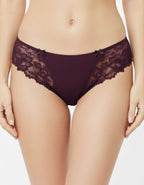 Луксозна дамска бикина – елегантност и комфорт в едно

Представяме ви елегантната дамска бикина, съчетаваща нежен микрофибър и фина дантела – изискан модел, който ще ви накара да се чувствате уверени и комфортни всеки ден.

&nbsp;Защо да изберете този модел?
✔ Перфектна комбинация от стил и удобство – висококачественият микрофибър приляга нежно към кожата, докато фината Дантела придава романтично и женствено излъчване.
✔ Идеална за носене под фини дрехи – благодарение на силикона на крачолите, бикината оста