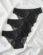 Луксозна дамска бикина – елегантност и комфорт в едно

Представяме ви елегантната дамска бикина, съчетаваща нежен микрофибър и фина дантела – изискан модел, който ще ви накара да се чувствате уверени и комфортни всеки ден.

&nbsp;Защо да изберете този модел?
✔ Перфектна комбинация от стил и удобство – висококачественият микрофибър приляга нежно към кожата, докато фината Дантела придава романтично и женствено излъчване.
✔ Идеална за носене под фини дрехи – благодарение на силикона на крачолите, бикината оста