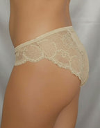 Луксозна дамска бикина – елегантност и комфорт в едно

Представяме ви елегантната дамска бикина, съчетаваща нежен микрофибър и фина дантела – изискан модел, който ще ви накара да се чувствате уверени и комфортни всеки ден.

&nbsp;Защо да изберете този модел?
✔ Перфектна комбинация от стил и удобство – висококачественият микрофибър приляга нежно към кожата, докато фината Дантела придава романтично и женствено излъчване.
✔ Идеална за носене под фини дрехи – благодарение на силикона на крачолите, бикината оста