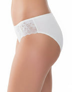 Представяме ви нашата изискана памучна бикина с дантелки отстрани и ниска талия - едно изключително модерно и удобно предложение за младежка елегантност и комфорт.

Създадена с внимание към детайла и модерните тенденции, тази бикина ще добави стил и женственост към вашата колекция от бельо. Изработена от висококачествен памук с добавка от еластан, тя предлага не само мекота и удобство, но и перфектно прилягане, което подчертава вашата естествена красота.

Дизайнът с ниска талия и елегантните дантелки отстра