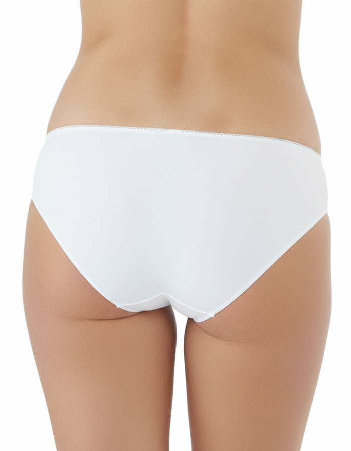 Тази бикина е изработена с огромно внимание към детайла, като съчетава удивителна мекота и изключителна издръжливост. Използвайки висококачествена материя ПАМУК, тя предлага несравнимо усещане за нежност и лекота, което ще ви пленява с всеки допир.

Дизайнът с ниска талия и изящните дантелки отстрани придават на тази бикина младежка визия и изисканост, която се допълва перфектно с вашия стил. Тя е подходящият избор за тези, които ценят не само външния вид, но и високата функционалност на бельото.

Съставът 