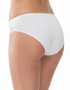 Представяме ви нашата изискана памучна бикина с дантелки отстрани и ниска талия - едно изключително модерно и удобно предложение за младежка елегантност и комфорт.

Създадена с внимание към детайла и модерните тенденции, тази бикина ще добави стил и женственост към вашата колекция от бельо. Изработена от висококачествен памук с добавка от еластан, тя предлага не само мекота и удобство, но и перфектно прилягане, което подчертава вашата естествена красота.

Дизайнът с ниска талия и елегантните дантелки отстра