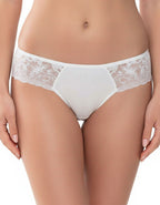 Представяме ви нашата изискана памучна бикина с дантелки отстрани и ниска талия - едно изключително модерно и удобно предложение за младежка елегантност и комфорт.

Създадена с внимание към детайла и модерните тенденции, тази бикина ще добави стил и женственост към вашата колекция от бельо. Изработена от висококачествен памук с добавка от еластан, тя предлага не само мекота и удобство, но и перфектно прилягане, което подчертава вашата естествена красота.

Дизайнът с ниска талия и елегантните дантелки отстра