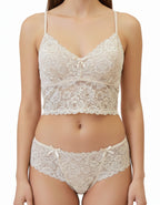 Удобство и елегантност в едно – грабни сега!
Дантелено изкушение от бралет и бикина средна дълбочина.&nbsp;

Наслади се на усещането за лекота и комфорт с нашия елегантен и изключително удобен дантелен сутиен!&nbsp;

- мека и еластична дантела
- регулиращи се стабилни и плътни презрамки
- дантелен колан за стабилност
- без банели
- допълнителен ластик на дантеления колан за стабилност
- без закопчалки
- меко и еластично памучно трико от вътрешната част, за да покрива
- удобно покрива гърдата
- подходящ за д