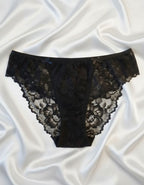 ►&nbsp;Изкушение в дантела – съвършенство, създадено да се усеща&nbsp;

Подарете си усещането за истински лукс с нашето дантелено бижу – съчетание от елегантност, комфорт и изтънчена женственост. Създадена с внимание към всеки детайл, тази прелест е с класическа дълбочина и специално памучно парче отпред, което гали кожата и носи допълнително удобство през целия ден.

Силиконовият кант на гърба осигурява стабилност и предотвратява неприятното хлъзгане, докато фината, но устойчива дантела остава невидима под