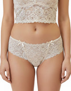 Удобство и елегантност в едно – грабни сега!
Дантелено изкушение от бралет и бикина средна дълбочина.&nbsp;

Наслади се на усещането за лекота и комфорт с нашия елегантен и изключително удобен дантелен сутиен!&nbsp;

- мека и еластична дантела
- регулиращи се стабилни и плътни презрамки
- дантелен колан за стабилност
- без банели
- допълнителен ластик на дантеления колан за стабилност
- без закопчалки
- меко и еластично памучно трико от вътрешната част, за да покрива
- удобно покрива гърдата
- подходящ за д