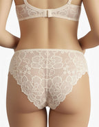 Потопете се в Лукс и Самоувереност: Бикини, Които Съчетават Комфорт и Сексапил!&nbsp;

Имате нужда от бельо, което е повече от просто облекло? Търсете перфектния баланс между ежедневен комфорт и неотразима елегантност ?

Открийте бикините, създадени да превърнете всеки ден по специален повод! Това не е просто дамско бельо, а мощен инструмент за самоувереност , който започва от вътре навън.

Ключови Предимства:

&nbsp;Фината Дантела придава изтънчен и секси вид, който е идеален за романтични моменти, но е до