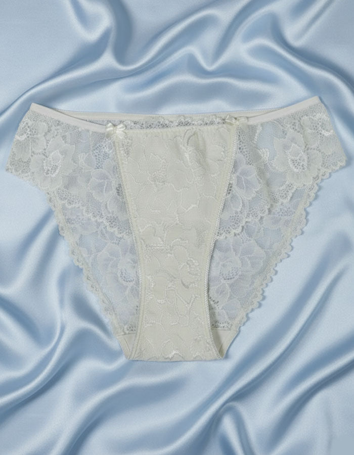 Потопете се в Лукс и Самоувереност: Бикини, Които Съчетават Комфорт и Сексапил!&nbsp;

Имате нужда от бельо, което е повече от просто облекло? Търсете перфектния баланс между ежедневен комфорт и неотразима елегантност ?

Открийте бикините, създадени да превърнете всеки ден по специален повод! Това не е просто дамско бельо, а мощен инструмент за самоувереност , който започва от вътре навън.

Ключови Предимства:

&nbsp;Фината Дантела придава изтънчен и секси вид, който е идеален за романтични моменти, но е до