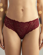 ►&nbsp;Изкушение в дантела – съвършенство, създадено да се усеща&nbsp;

Подарете си усещането за истински лукс с нашето дантелено бижу – съчетание от елегантност, комфорт и изтънчена женственост. Създадена с внимание към всеки детайл, тази прелест е с класическа дълбочина и специално памучно парче отпред, което гали кожата и носи допълнително удобство през целия ден.

Силиконовият кант на гърба осигурява стабилност и предотвратява неприятното хлъзгане, докато фината, но устойчива дантела остава невидима под