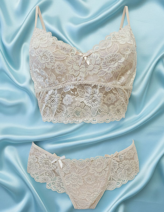 Удобство и елегантност в едно – грабни сега!
Дантелено изкушение от бралет и бикина средна дълбочина.&nbsp;

Наслади се на усещането за лекота и комфорт с нашия елегантен и изключително удобен дантелен сутиен!&nbsp;

- мека и еластична дантела
- регулиращи се стабилни и плътни презрамки
- дантелен колан за стабилност
- без банели
- допълнителен ластик на дантеления колан за стабилност
- без закопчалки
- меко и еластично памучно трико от вътрешната част, за да покрива
- удобно покрива гърдата
- подходящ за д