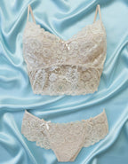 Удобство и елегантност в едно – грабни сега!
Дантелено изкушение от бралет и бикина средна дълбочина.&nbsp;

Наслади се на усещането за лекота и комфорт с нашия елегантен и изключително удобен дантелен сутиен!&nbsp;

- мека и еластична дантела
- регулиращи се стабилни и плътни презрамки
- дантелен колан за стабилност
- без банели
- допълнителен ластик на дантеления колан за стабилност
- без закопчалки
- меко и еластично памучно трико от вътрешната част, за да покрива
- удобно покрива гърдата
- подходящ за д