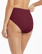 Лукс и Комфорт във Всяко Ежедневие: Бикината, Която Задължително Трябва Да Имаш!

Почувствай разликата с този изключителен модел бикина, който превръща всеки ден в луксозно преживяване. Създаден за жената, която не прави компромис между комфорта и елегантността.

&nbsp;Защо Ще Се Влюбиш в Този Модел:&nbsp;

Високата талия нежно обгръща тялото, осигурявайки перфектно прилепване, без да стяга.

Изисканите красиви детайли от мека дантела придават секси и елегантен завършек, който те кара да се чувстваш желана 