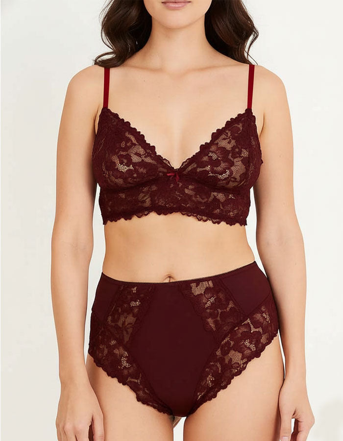 Този изящен комплект дамско бельо, състоящ се от дантелен бралет и бикина е идеалната комбинация от елегантност и сексапил. Бралетът е създаден с изключително внимание към детайла, като горната част е украсена с деликатна мека и еластична дантела на чашките, придаваща романтичен и луксозен вид. Надолу преминава в ефирна комбинация от микрофибър и дантела, която нежно подчертава извивките на тялото. Тънките презрамки с регулатори гарантират перфектно прилягане и комфорт през целия ден.
Бикината, изработена в