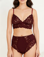 Този изящен комплект дамско бельо, състоящ се от дантелен бралет и бикина е идеалната комбинация от елегантност и сексапил. Бралетът е създаден с изключително внимание към детайла, като горната част е украсена с деликатна мека и еластична дантела на чашките, придаваща романтичен и луксозен вид. Надолу преминава в ефирна комбинация от микрофибър и дантела, която нежно подчертава извивките на тялото. Тънките презрамки с регулатори гарантират перфектно прилягане и комфорт през целия ден.
Бикината, изработена в