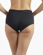 Дамски бикини, изработени от мека и еластична памучна материя с високо качество.
Съставени от 90% памук и 10% еластан, те осигуряват комфорт и отлична покривност отзад.
Моделът е с гладка задна част и е без ластик на крачолите за допълнителна удобност.
Стилен дантелен колан обхваща цялата талия, като придава елегантен вид и стабилност.
Произведени от Евита, тези бикини са гаранция за отлично качество и издръжливост.

-&nbsp; памучна мека и еластична материя, нерециклирана
-&nbsp; дантелен стабилен колан
-&n