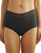 Дамски бикини, изработени от мека и еластична памучна материя с високо качество.
Съставени от 90% памук и 10% еластан, те осигуряват комфорт и отлична покривност отзад.
Моделът е с гладка задна част и е без ластик на крачолите за допълнителна удобност.
Стилен дантелен колан обхваща цялата талия, като придава елегантен вид и стабилност.
Произведени от Евита, тези бикини са гаранция за отлично качество и издръжливост.

-&nbsp; памучна мека и еластична материя, нерециклирана
-&nbsp; дантелен стабилен колан
-&n