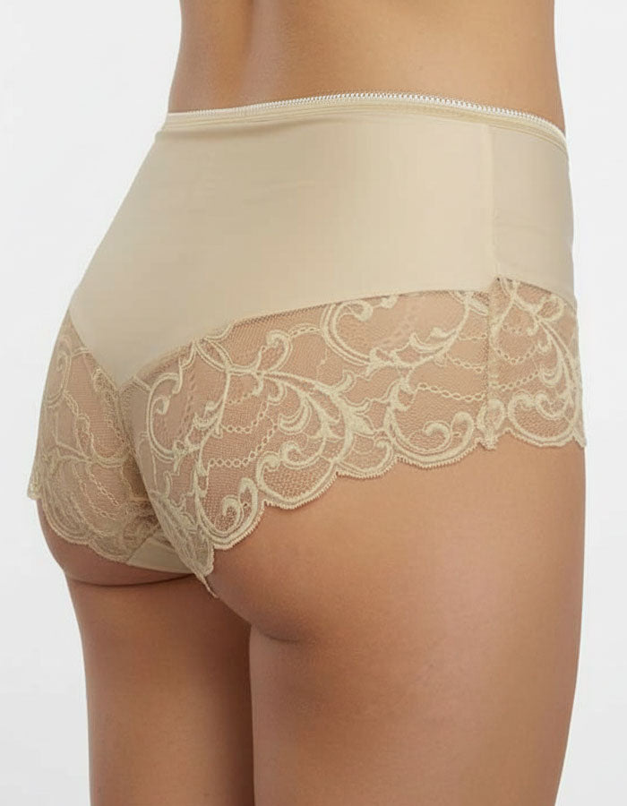 Стил и комфорт в едно – Бикина/Боксер с висока талия!&nbsp;

Открийте съвършеното съчетание между елегантност, удобство и функционалност с този невероятен модел! Изработен от нежен микрофибър и фина дантела, този боксер ще ви осигури неустоим комфорт и изтънчен стил.

&nbsp;Защо ще го обикнете?
✔ Гладка визия – идеален избор за носене под тънки и прилепнали дрехи, без да се отбелязва.
✔ Висока талия – за оформящ ефект и подчертаване на естествените извивки..
✔ Изключително качество – издръжлива материя, коя