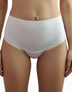 Висока талия
Висококачествено памучно трико
Дантелени ленти&nbsp;
Мек и еластичен двойно прегънат ластик
Широки страни, за да покрива удобно отзад.

Дизайнът на дантелата може да се различава от този на снимката.

Отлично качество
Произведено в България
Състав: 90% памук и 10% еластан
Състав на дантела: 88% полиамид и 12% еластан