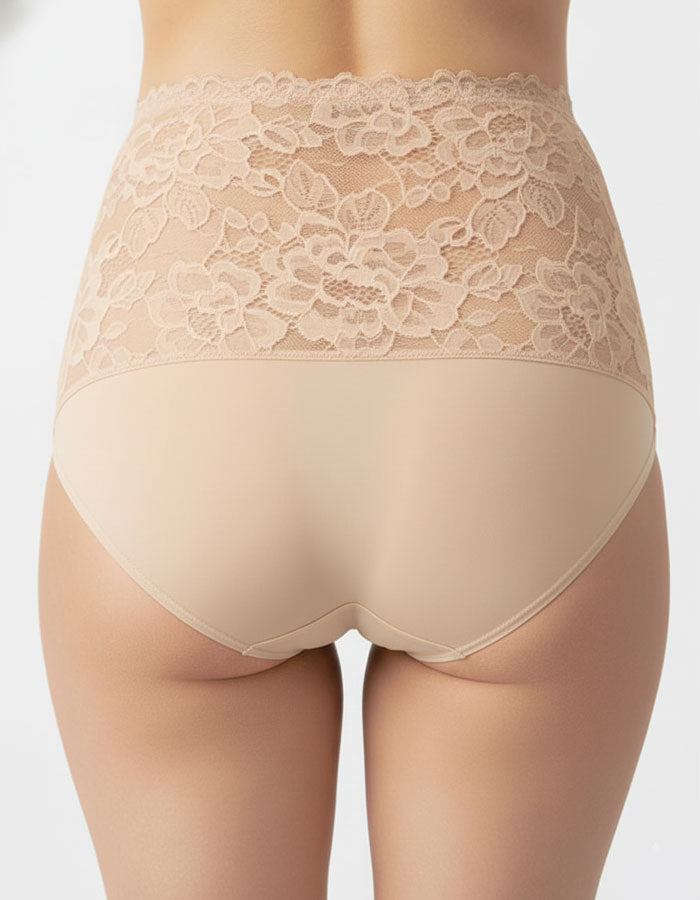 Преживейте изискаността и комфорта с нашата луксозна дамска бикина, тип боксер представяща съчетание от изящество и качество.
Изработена с внимание към всеки детайл, бикината предлага висока талия и е изключително удобна благодарение на използваните микрофибър и еластична дантела.&nbsp;

Отличаваща се с перфектно покритие на задната част, бикината предоставя изключително усещане за комфорт и сигурност.

Дизайнът на дантелата може да се варира леко, придавайки на всяка бикина уникалност и индивидуално излъчв