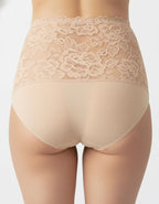 Преживейте изискаността и комфорта с нашата луксозна дамска бикина, тип боксер представяща съчетание от изящество и качество.
Изработена с внимание към всеки детайл, бикината предлага висока талия и е изключително удобна благодарение на използваните микрофибър и еластична дантела.&nbsp;

Отличаваща се с перфектно покритие на задната част, бикината предоставя изключително усещане за комфорт и сигурност.

Дизайнът на дантелата може да се варира леко, придавайки на всяка бикина уникалност и индивидуално излъчв