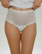 Преживейте изискаността и комфорта с нашата луксозна дамска бикина, тип боксер представяща съчетание от изящество и качество.
Изработена с внимание към всеки детайл, бикината предлага висока талия и е изключително удобна благодарение на използваните микрофибър и еластична дантела.&nbsp;

Отличаваща се с перфектно покритие на задната част, бикината предоставя изключително усещане за комфорт и сигурност.

Дизайнът на дантелата може да се варира леко, придавайки на всяка бикина уникалност и индивидуално излъчв