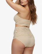 Преживейте изискаността и комфорта с нашата луксозна дамска бикина, тип боксер представяща съчетание от изящество и качество.
Изработена с внимание към всеки детайл, бикината предлага висока талия и е изключително удобна благодарение на използваните микрофибър и еластична дантела.&nbsp;

Отличаваща се с перфектно покритие на задната част, бикината предоставя изключително усещане за комфорт и сигурност.

Дизайнът на дантелата може да се варира леко, придавайки на всяка бикина уникалност и индивидуално излъчв