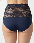 Преживейте изискаността и комфорта с нашата луксозна дамска бикина, тип боксер представяща съчетание от изящество и качество.
Изработена с внимание към всеки детайл, бикината предлага висока талия и е изключително удобна благодарение на използваните микрофибър и еластична дантела.&nbsp;

Отличаваща се с перфектно покритие на задната част, бикината предоставя изключително усещане за комфорт и сигурност.

Дизайнът на дантелата може да се варира леко, придавайки на всяка бикина уникалност и индивидуално излъчв