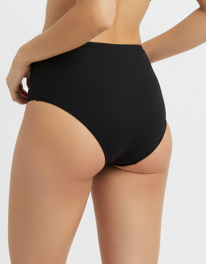 Представяме Ви нашите бикини с висока талия, изработени от висококачествено трико.
Те комбинират изключително комфортен и стил, създаден, за да подчертаят естествената красота и да предложат усещане за увереност през целия ден. Бикините са произведени с внимание към детайла в България, отразявайки стремежа на нашата марка, за да предлага продукти с високо качество и уникален дизайн, който се помни.

Материята е съставена от 90% памук и 10% еластан, осигуряваща нежност при допир и еластичност, която приляга 