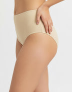 Представяме Ви нашите бикини с висока талия, изработени от висококачествено трико.
Те комбинират изключително комфортен и стил, създаден, за да подчертаят естествената красота и да предложат усещане за увереност през целия ден. Бикините са произведени с внимание към детайла в България, отразявайки стремежа на нашата марка, за да предлага продукти с високо качество и уникален дизайн, който се помни.

Материята е съставена от 90% памук и 10% еластан, осигуряваща нежност при допир и еластичност, която приляга 