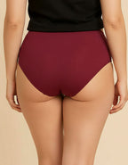 Бикината е изработена изцяло от висок клас микрофибър, който гали кожата.
Моделът е с удобна висока талия, която обгръща силуета.
Моделът е с отлично покритие на задната част, която е гладка.
Подходящи както за ежедневието, така и за оценени моменти, тези бикини са идеалният избор за всяка дама, която цени качеството и удобството.
Поръчайте сега и се наслади на комфорт и елегантност от най-високо ниво!&nbsp;

- Бикина от луксозен и галещ кожата микрофибър
- висока талия
-&nbsp;мек и еластичен двойно прегъна