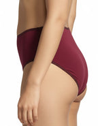 Представяме Ви нашите бикини с висока талия, изработени от висококачествено трико.
Те комбинират изключително комфортен и стил, създаден, за да подчертаят естествената красота и да предложат усещане за увереност през целия ден. Бикините са произведени с внимание към детайла в България, отразявайки стремежа на нашата марка, за да предлага продукти с високо качество и уникален дизайн, който се помни.

Материята е съставена от 90% памук и 10% еластан, осигуряваща нежност при допир и еластичност, която приляга 