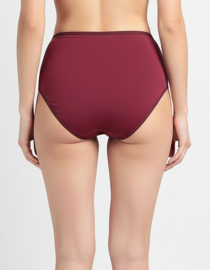 Представяме Ви нашите бикини с висока талия, изработени от висококачествено трико.
Те комбинират изключително комфортен и стил, създаден, за да подчертаят естествената красота и да предложат усещане за увереност през целия ден. Бикините са произведени с внимание към детайла в България, отразявайки стремежа на нашата марка, за да предлага продукти с високо качество и уникален дизайн, който се помни.

Материята е съставена от 90% памук и 10% еластан, осигуряваща нежност при допир и еластичност, която приляга 