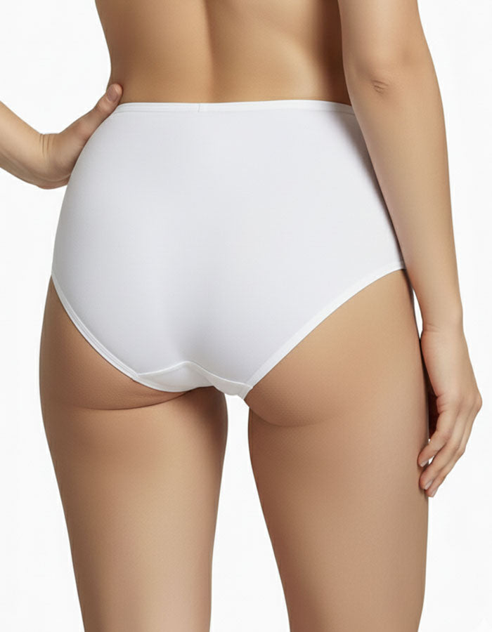 Представяме Ви нашите бикини с висока талия, изработени от висококачествено трико.
Те комбинират изключително комфортен и стил, създаден, за да подчертаят естествената красота и да предложат усещане за увереност през целия ден. Бикините са произведени с внимание към детайла в България, отразявайки стремежа на нашата марка, за да предлага продукти с високо качество и уникален дизайн, който се помни.

Материята е съставена от 90% памук и 10% еластан, осигуряваща нежност при допир и еластичност, която приляга 