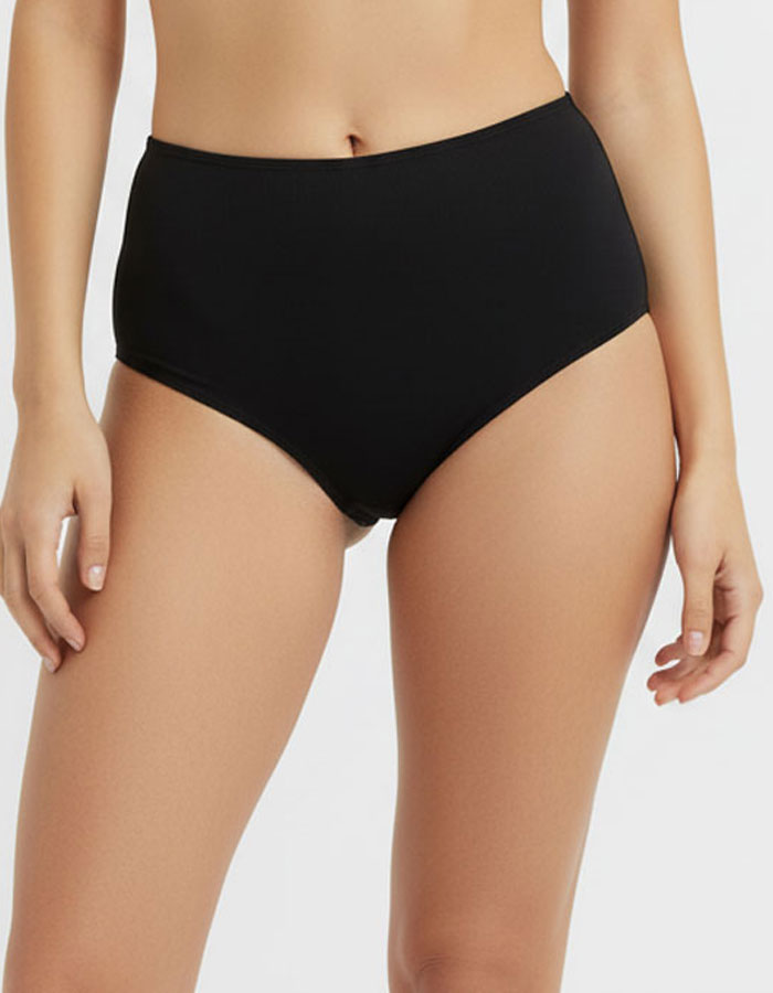 Представяме Ви нашите бикини с висока талия, изработени от висококачествено трико.
Те комбинират изключително комфортен и стил, създаден, за да подчертаят естествената красота и да предложат усещане за увереност през целия ден. Бикините са произведени с внимание към детайла в България, отразявайки стремежа на нашата марка, за да предлага продукти с високо качество и уникален дизайн, който се помни.

Материята е съставена от 90% памук и 10% еластан, осигуряваща нежност при допир и еластичност, която приляга 