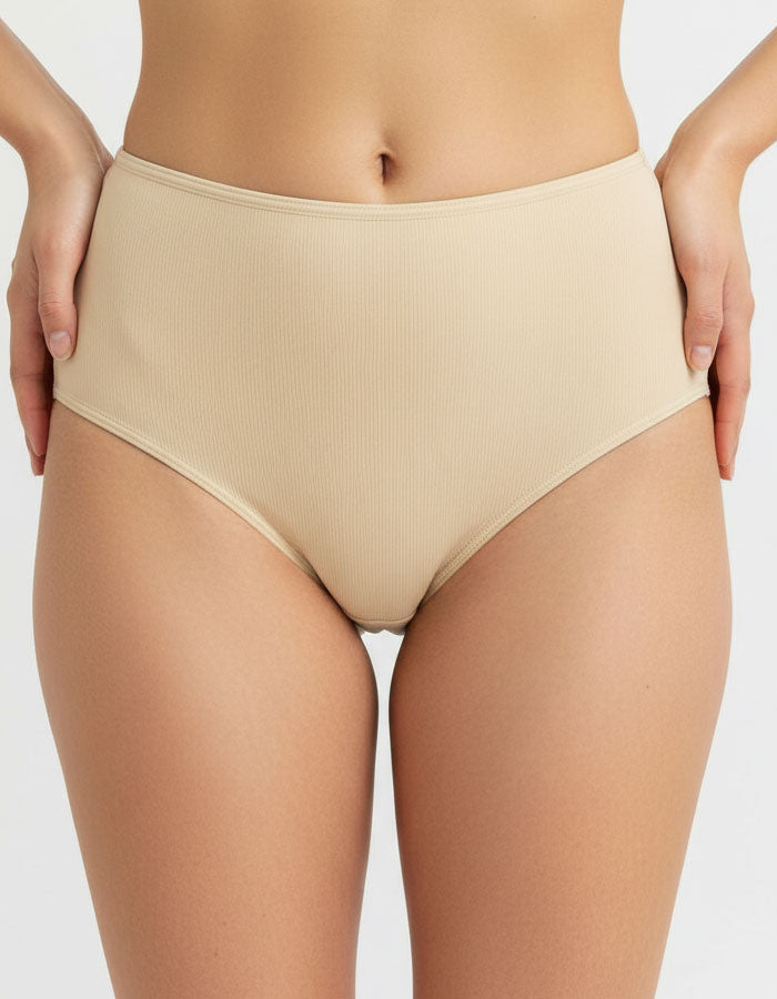 Представяме Ви нашите бикини с висока талия, изработени от висококачествено трико.
Те комбинират изключително комфортен и стил, създаден, за да подчертаят естествената красота и да предложат усещане за увереност през целия ден. Бикините са произведени с внимание към детайла в България, отразявайки стремежа на нашата марка, за да предлага продукти с високо качество и уникален дизайн, който се помни.

Материята е съставена от 90% памук и 10% еластан, осигуряваща нежност при допир и еластичност, която приляга 