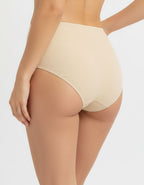 Представяме Ви нашите бикини с висока талия, изработени от висококачествено трико.
Те комбинират изключително комфортен и стил, създаден, за да подчертаят естествената красота и да предложат усещане за увереност през целия ден. Бикините са произведени с внимание към детайла в България, отразявайки стремежа на нашата марка, за да предлага продукти с високо качество и уникален дизайн, който се помни.

Материята е съставена от 90% памук и 10% еластан, осигуряваща нежност при допир и еластичност, която приляга 