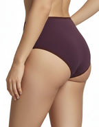 Представяме Ви нашите бикини с висока талия, изработени от висококачествено трико.
Те комбинират изключително комфортен и стил, създаден, за да подчертаят естествената красота и да предложат усещане за увереност през целия ден. Бикините са произведени с внимание към детайла в България, отразявайки стремежа на нашата марка, за да предлага продукти с високо качество и уникален дизайн, който се помни.

Материята е съставена от 90% памук и 10% еластан, осигуряваща нежност при допир и еластичност, която приляга 