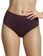 Представяме Ви нашите бикини с висока талия, изработени от висококачествено трико.
Те комбинират изключително комфортен и стил, създаден, за да подчертаят естествената красота и да предложат усещане за увереност през целия ден. Бикините са произведени с внимание към детайла в България, отразявайки стремежа на нашата марка, за да предлага продукти с високо качество и уникален дизайн, който се помни.

Материята е съставена от 90% памук и 10% еластан, осигуряваща нежност при допир и еластичност, която приляга 