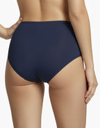 Представяме Ви нашите бикини с висока талия, изработени от висококачествено трико.
Те комбинират изключително комфортен и стил, създаден, за да подчертаят естествената красота и да предложат усещане за увереност през целия ден. Бикините са произведени с внимание към детайла в България, отразявайки стремежа на нашата марка, за да предлага продукти с високо качество и уникален дизайн, който се помни.

Материята е съставена от 90% памук и 10% еластан, осигуряваща нежност при допир и еластичност, която приляга 