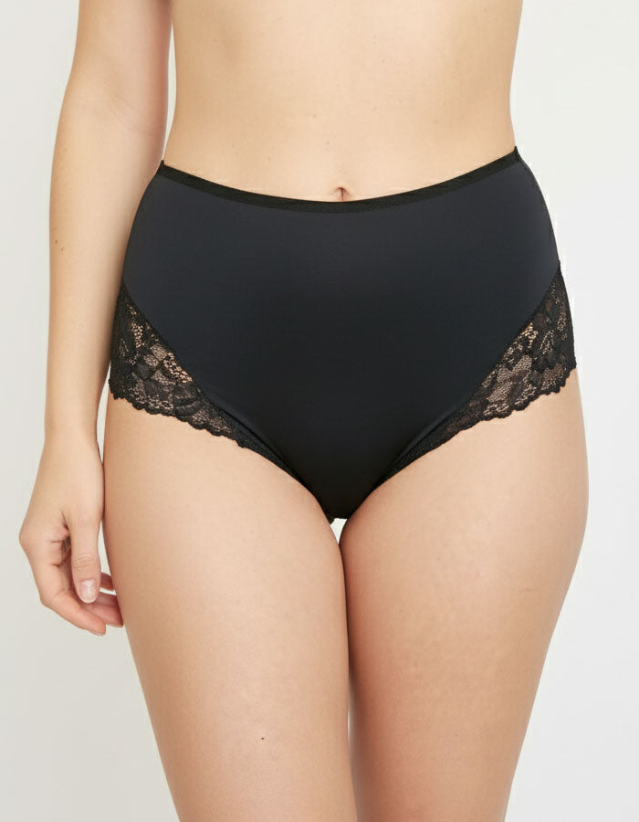 Представяме ви нашата красива бикина с висока талия – перфектно съчетание от микрофибър и дантела, създадено да осигури както стил, така и комфорт. Този изискан модел е идеален за носене под фини дрехи, благодарение на гладката си текстура и изящния дизайн, който не оставя следи и подчертава естествените линии на тялото.

Елегантната дантела добавя нотка на лукс и женственост, докато високата талия поддържа и изважда силуета. Въпреки това, че дизайнът на дантелата може лесно да се различава, всяка бикина от