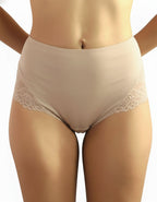 Представяме ви нашата красива бикина с висока талия – перфектно съчетание от микрофибър и дантела, създадено да осигури както стил, така и комфорт. Този изискан модел е идеален за носене под фини дрехи, благодарение на гладката си текстура и изящния дизайн, който не оставя следи и подчертава естествените линии на тялото.

Елегантната дантела добавя нотка на лукс и женственост, докато високата талия поддържа и изважда силуета. Въпреки това, че дизайнът на дантелата може лесно да се различава, всяка бикина от