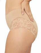 Представяме ви нашата красива бикина с висока талия – перфектно съчетание от микрофибър и дантела, създадено да осигури както стил, така и комфорт. Този изискан модел е идеален за носене под фини дрехи, благодарение на гладката си текстура и изящния дизайн, който не оставя следи и подчертава естествените линии на тялото.

Елегантната дантела добавя нотка на лукс и женственост, докато високата талия поддържа и изважда силуета. Въпреки това, че дизайнът на дантелата може лесно да се различава, всяка бикина от